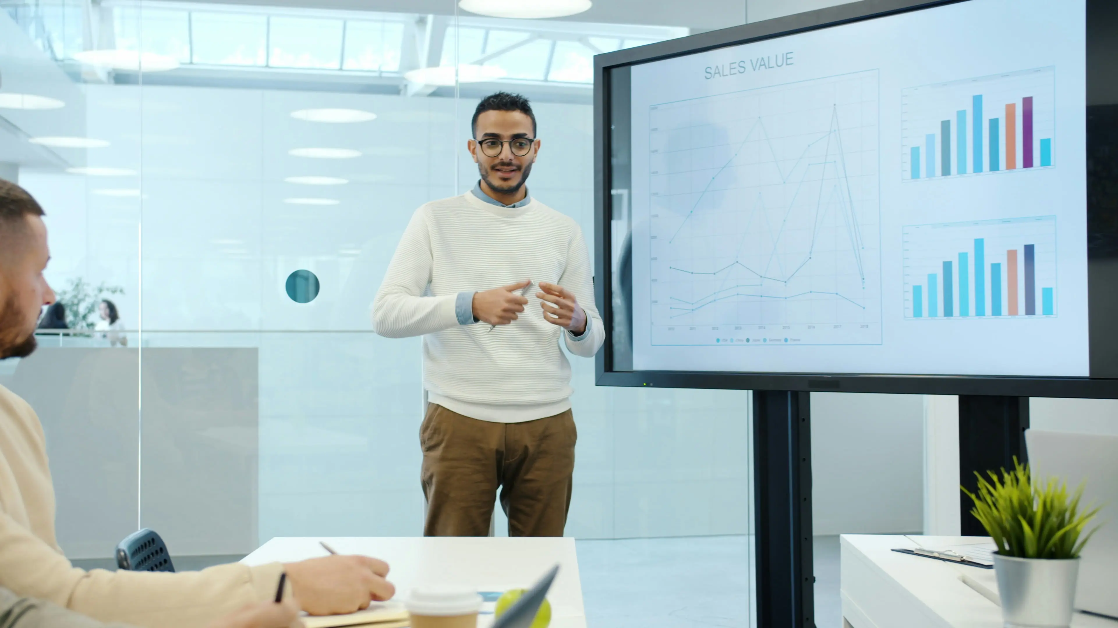 The 2025 B2B Sales Benchmark & Technology Report