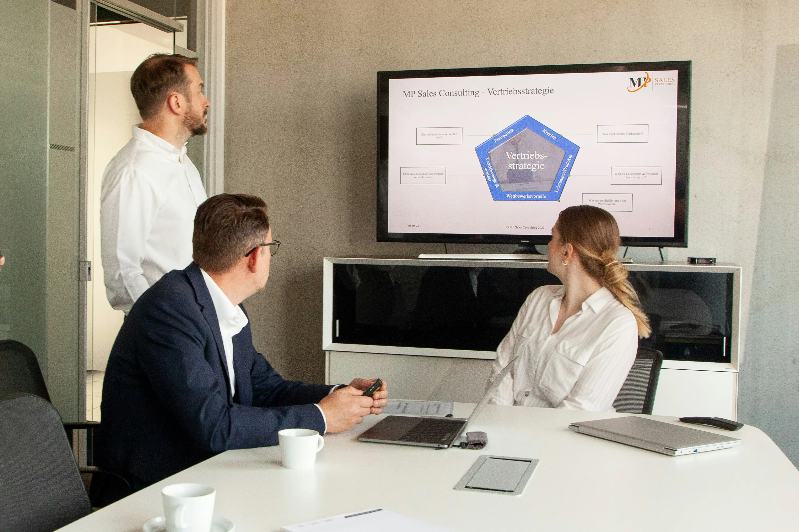 Pipedrive vs Infusionsoft: Which CRM Works Best with LinkedIn Messaging