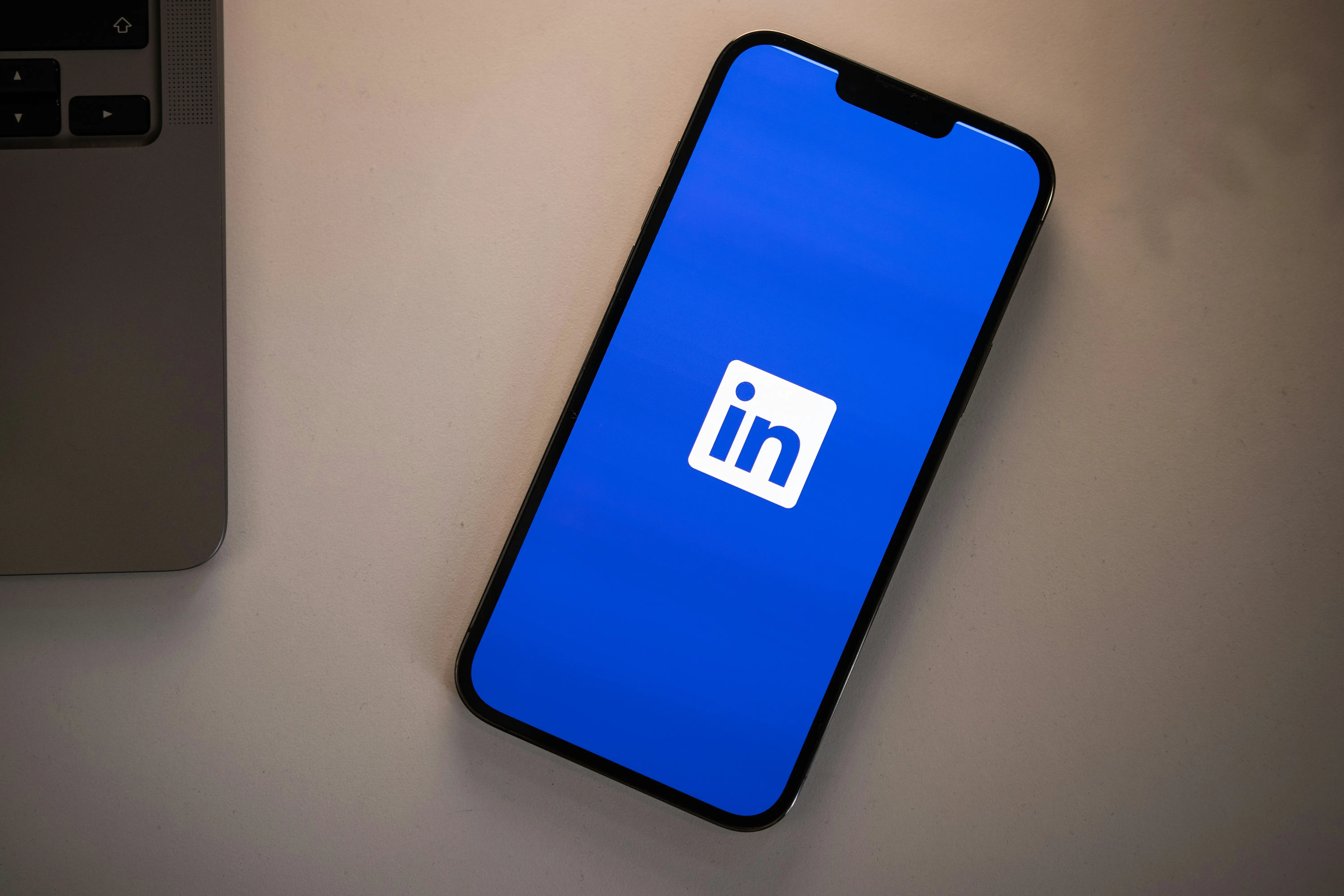 5 Automated Drip Campaign Strategies That Convert Higher Than Email (LinkedIn Focus)