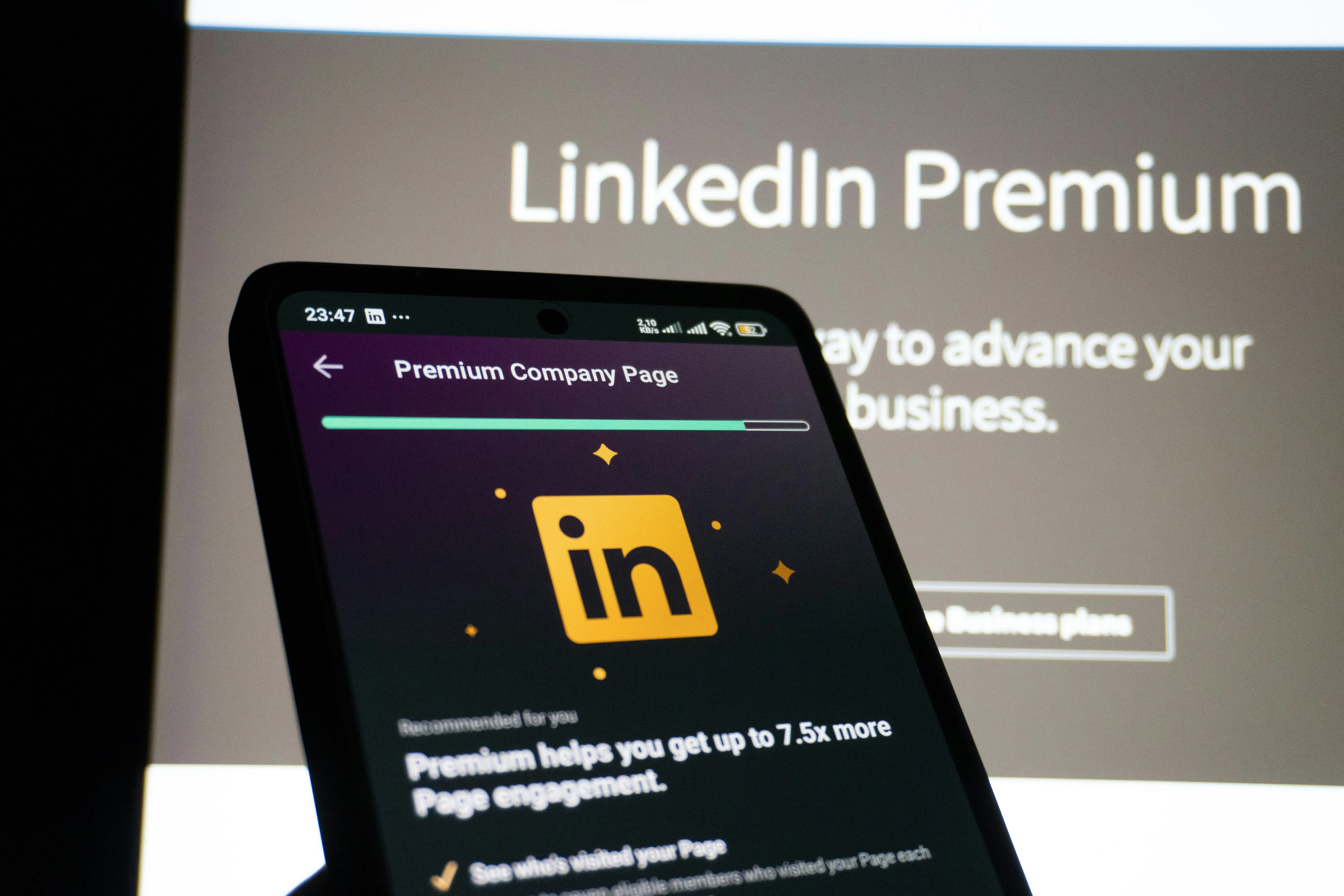 7 Must-Have Tools That Work With LinkedIn Premium and Sales Navigator